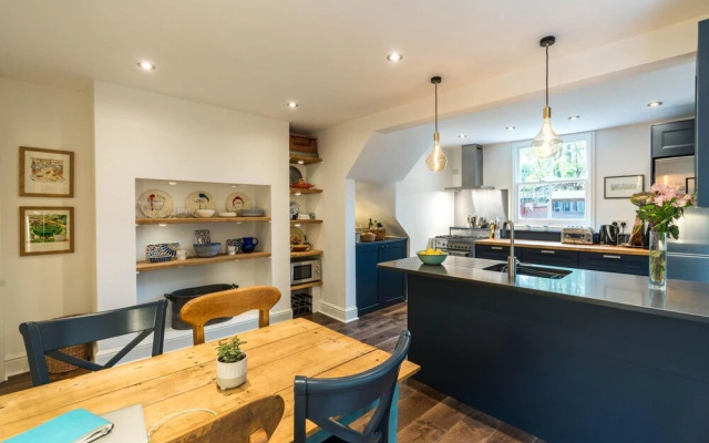 Delightful 1BD Flat in the Heart of Barnes Village