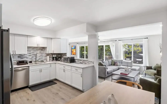 Luxury Waterfront Lakehouse With Private Dock Views