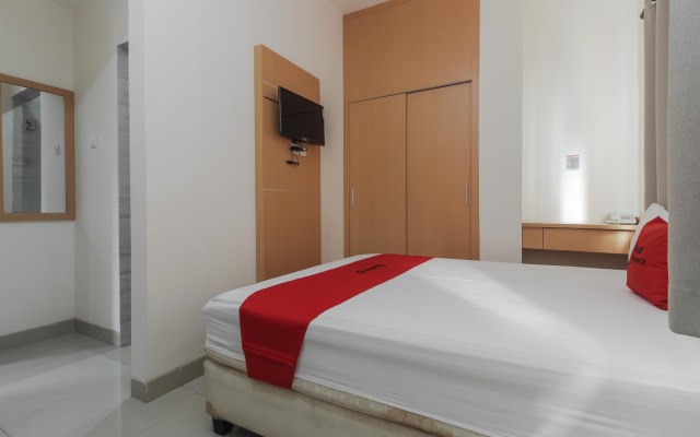 RedDoorz Plus near Galaxy Bekasi