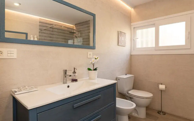 Sea View Apartment 2 Min Walk From the Beach