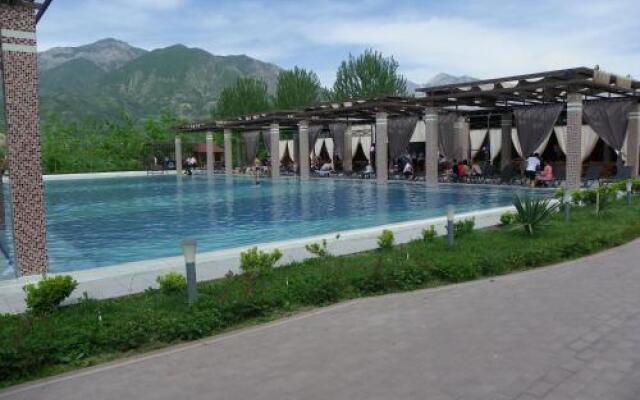 Charos Deluxe Resort & Spa