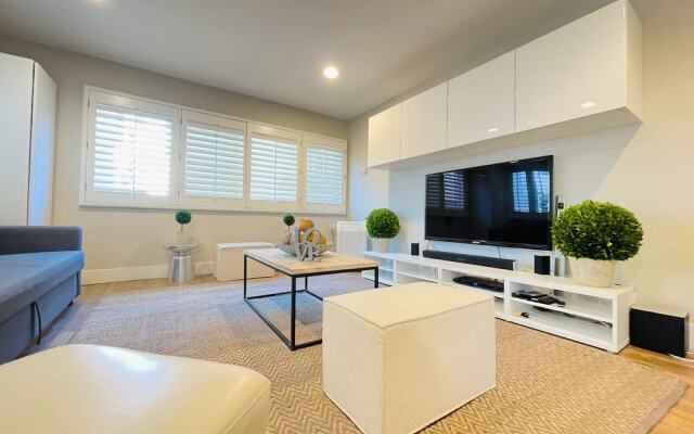 Modern 1Bd Famous  Venice 10B