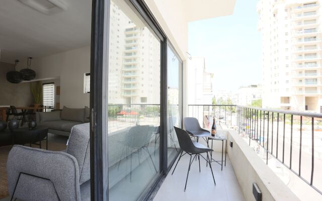 AirTLV-Bazel Apartment With Balcony