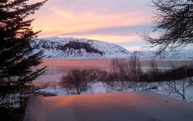 Álftavík Lakefront Villa