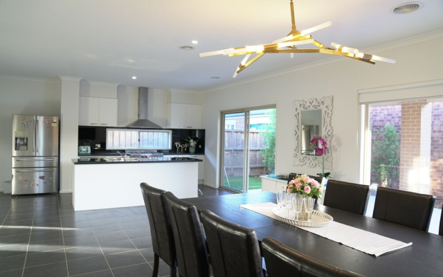 Classic 6BRM Villa in Melbourne