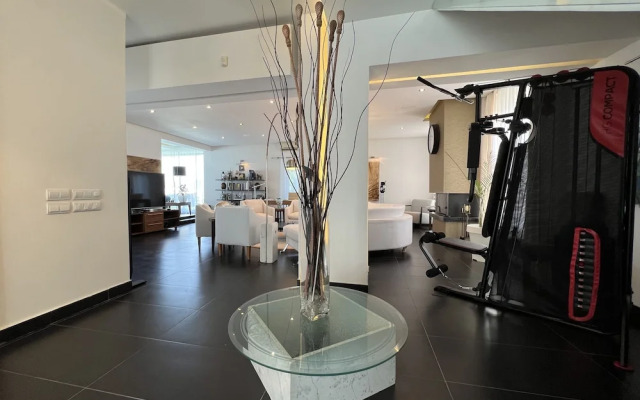 The Lake Villa Mountains & Sea view