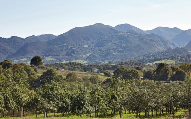 Heavenly Villa in Collia, Parres With Garden