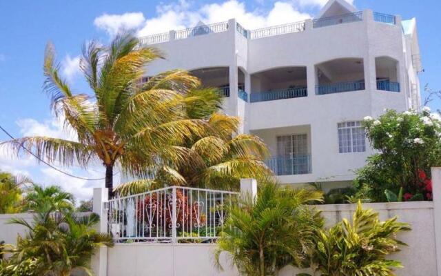 3 bedrooms appartement at Grand Baie 300 m away from the beach with shared pool enclosed garden and wifi