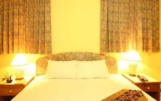 Omni Suites Apartment Hotel.