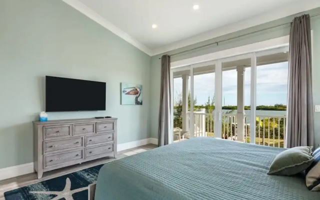 Springtide House by Brightwild Waterfront Pool