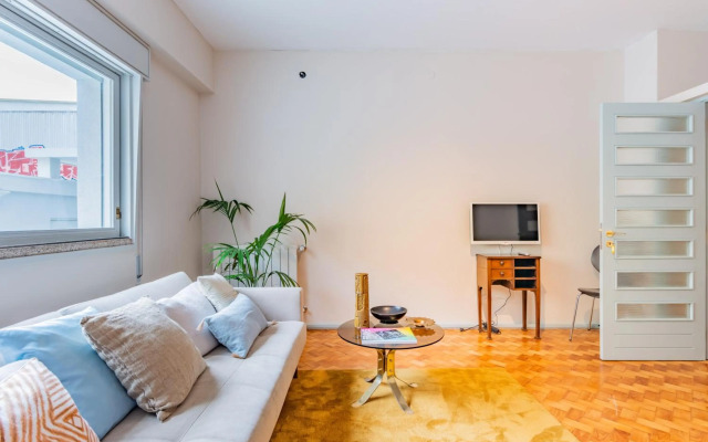 UNIQUE Modernist Duplex apartment & PARKING