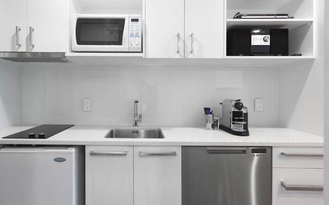 DeLorenzo's Studio Apartments