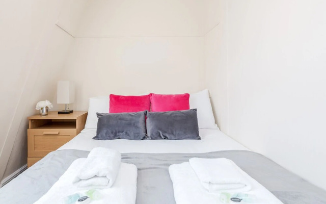 Taste Central London Living in Lush Home