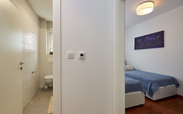 Enticing Holiday Home in Trogir Near Seabeach