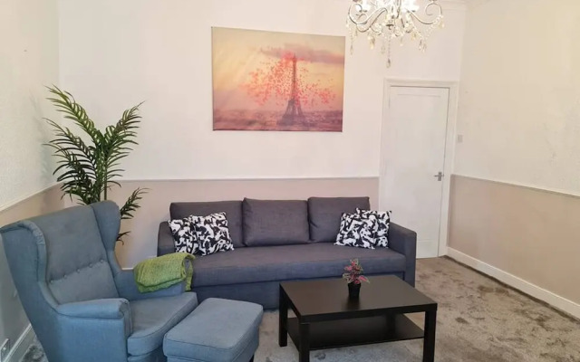 Large 3 Bed Flat Free Parking
