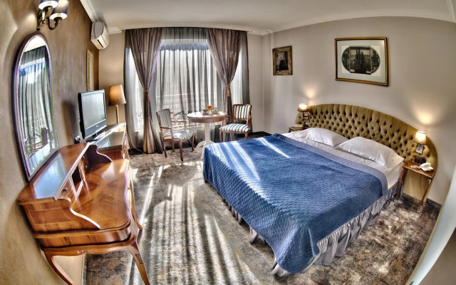 Meg Lozenetz Hotel