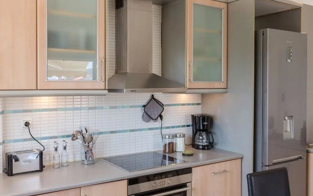 Bright & Spacious two-floor Family Garden Home