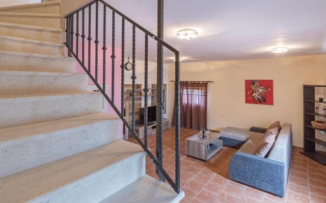 Nice Home in Liznjan With 4 Bedrooms, Internet and Outdoor Swimming Pool
