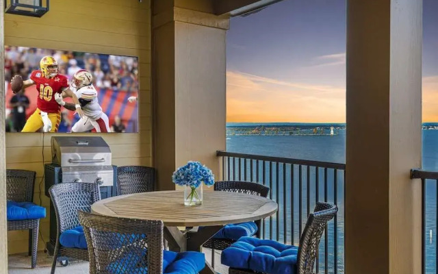 Luxury Waterfront Condo W/pool & Views!