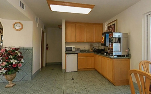 Cloverdale Wine Country Inn & Suites