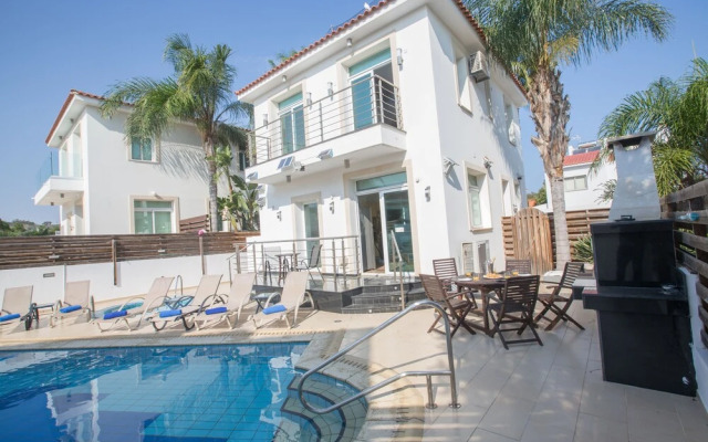 Villa Naomi, Beautiful 4bdr Central Protaras Villa with Private Pool
