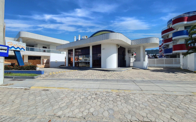 Apt c/ Varanda in Condominio Pe na Areia Iho127