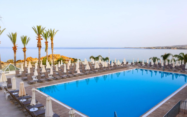 Queen's Bay Hotel