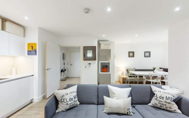 Stunning One Bed Apt W/balcony and Riverview in Greenwich