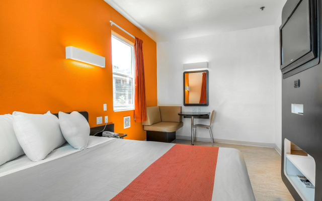Motel 6 San Diego, CA - Downtown