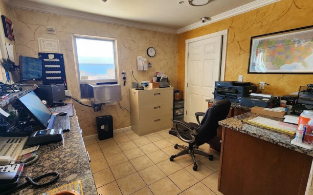 Benbrook Inn & Suites