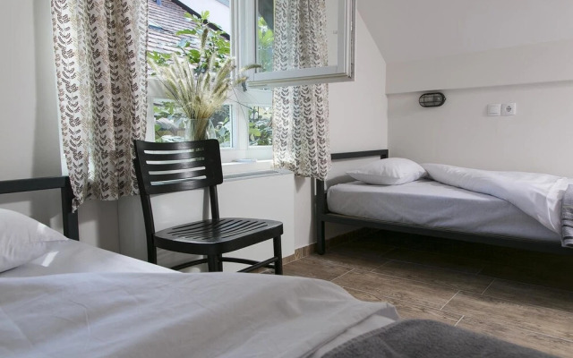 Varad Inn Hostel and Cafe