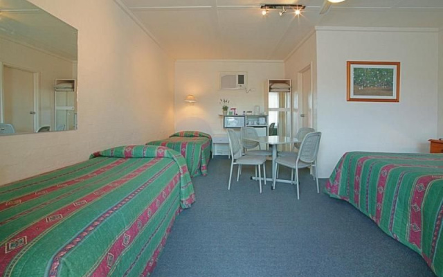Nicholas Royal Motel