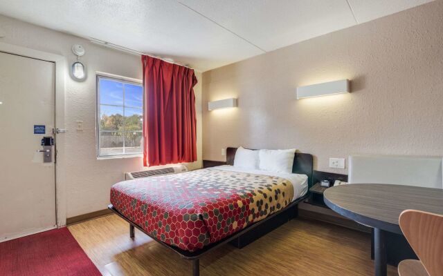 Econo Lodge Inn & Suites