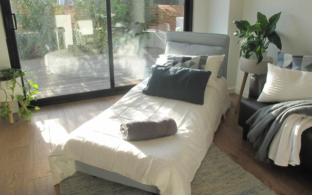 Modern 3 Bedroom Apt With FREE Parking, Netflix, Wifi & Welcome Wine by BnB Pro – Guest Rooms – Melbourne