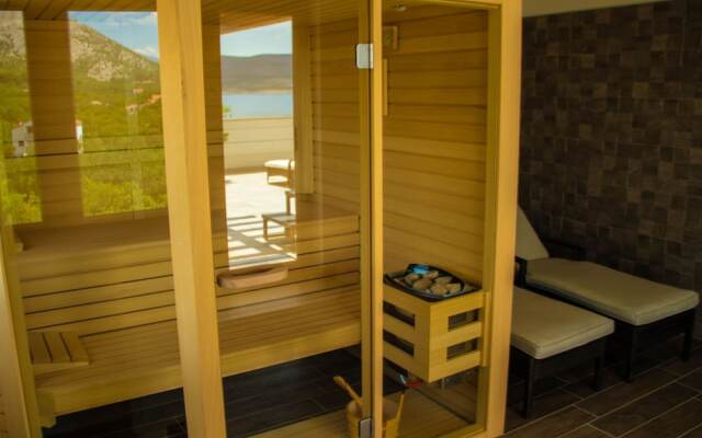 Luxurious Villa with Private Swimming Pool, Hot Tub, Sauna, Lovely Taverne
