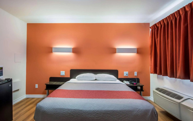 Motel 6 Sudbury, ON