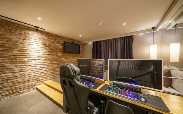 Busan Oncheonjang Mr Brick