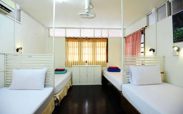 Phi Phi October House