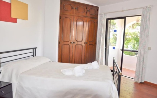 Nestled in Vilamoura, Private Pool, Free Off-street Parking, AC & Wifi