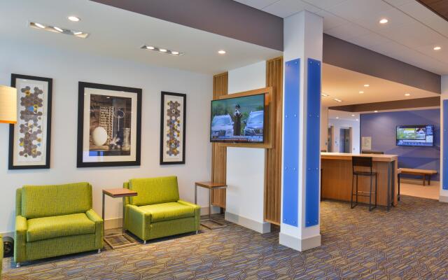 Holiday Inn Express & Suites Omaha Airport