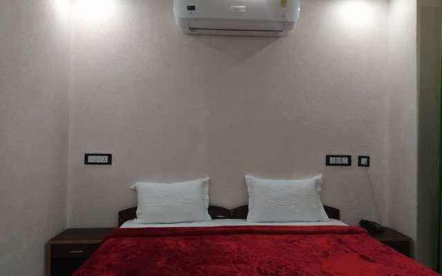 Hotel The Raja Palace