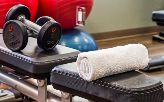 Holiday Inn Express & Suites Detroit - Farmington Hills by IHG