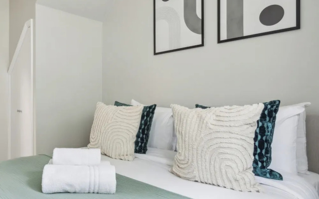 Westminster Charm - 2BR with Style