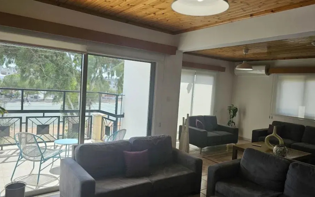 39 EGM - Stay Uptown Apartment