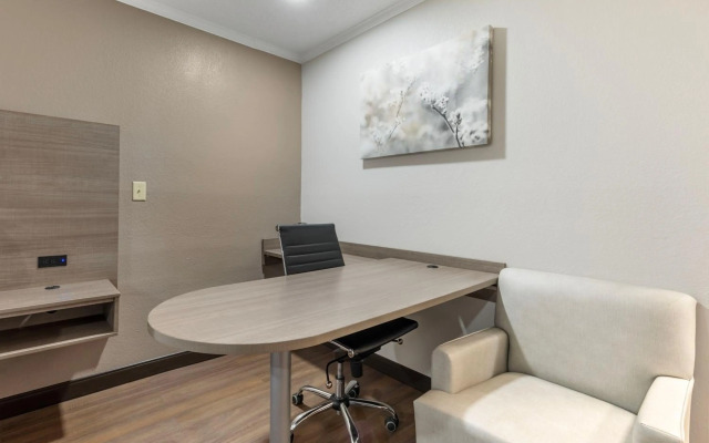 Red Roof Inn Suffolk