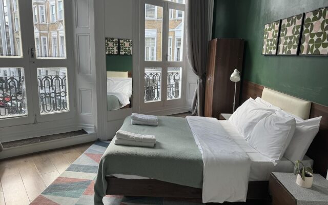 Charming Large Studio Apartment With Balcony