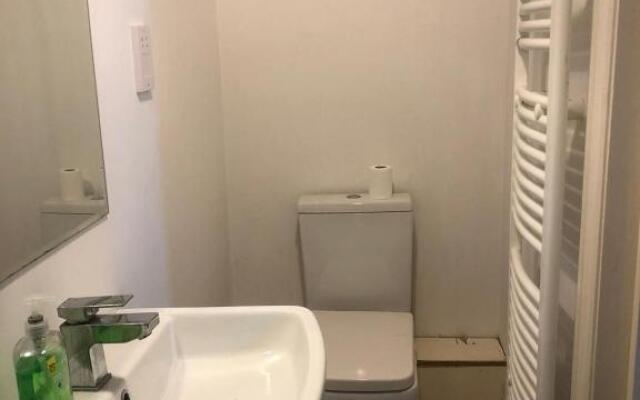 1 Bedroom Available 5 Minute From Centre & Station