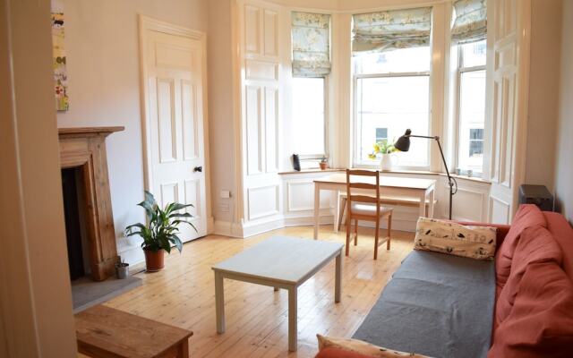 Bright 2 Bedroom Apartment in Edinburgh