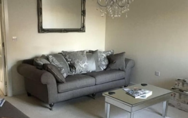 Immaculate 2-bed Apartment in Bury