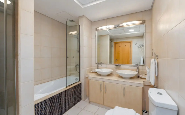 Palm Living 2BR Maid w Pool Beach Access